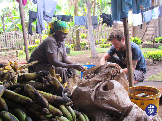 Sbucciando banane con Mama Gimi