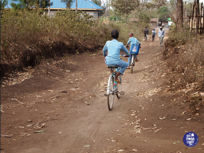 Ragazzo in bici per le strade del villaggio di Kasirwa